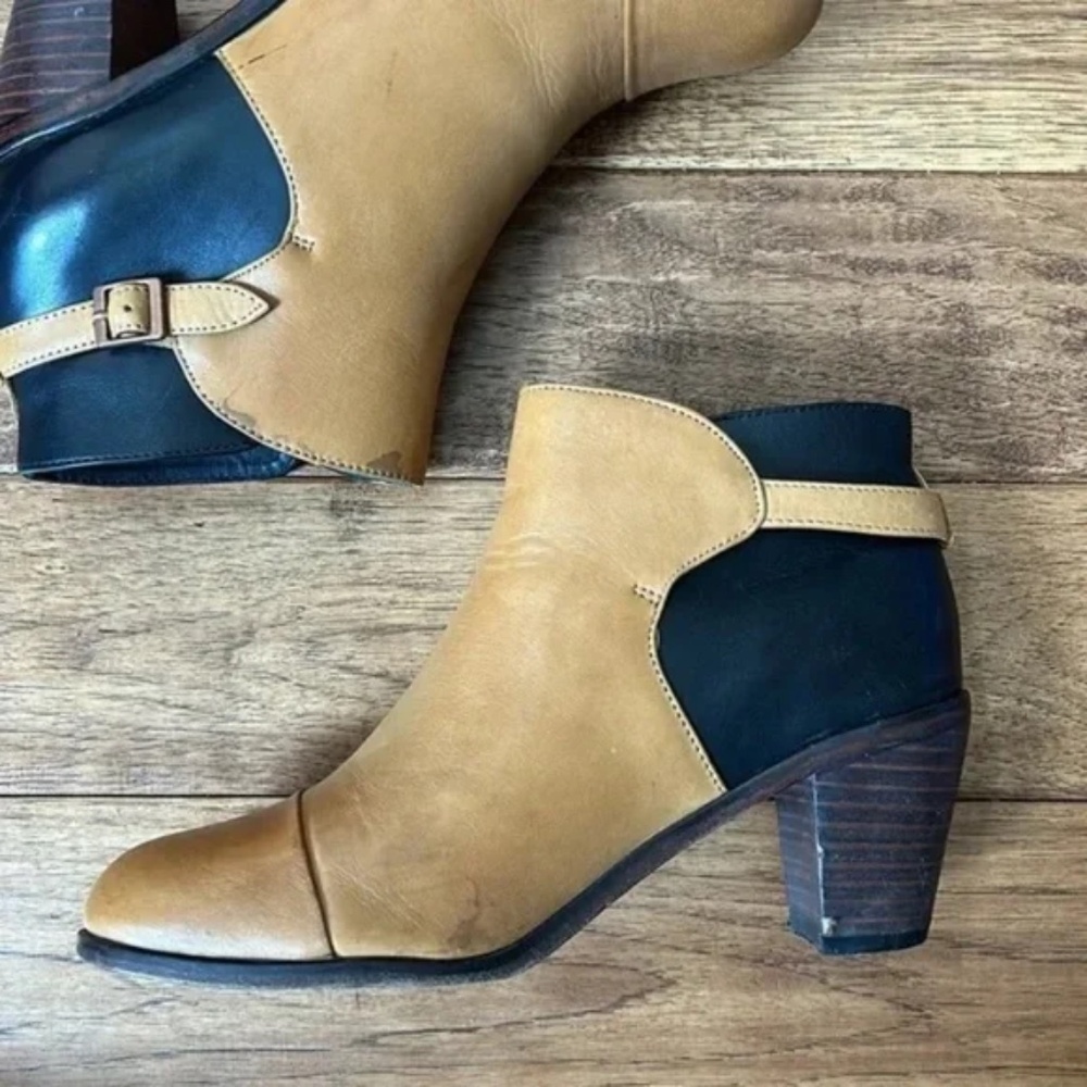 Wolverine Tan and Black Ankle Boots - Picture 5 of 13